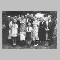 050-0048 Die ganze Verwandtschaft der Familie John bei der Taufe von Werner am 09.08.1942 im Garten .JPG
